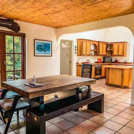 別荘 Seafront House With Own Private Pier In Gunpoint, Schull, West Cork *