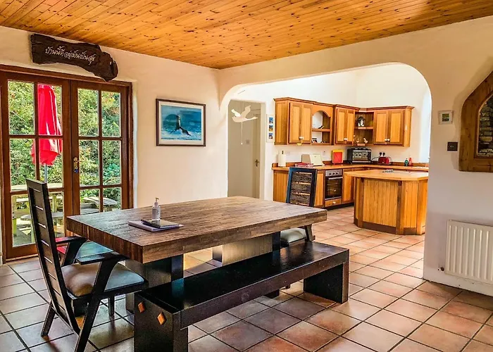 Semesterbostad Seafront House With Own Private Pier In Gunpoint, Schull, West Cork *