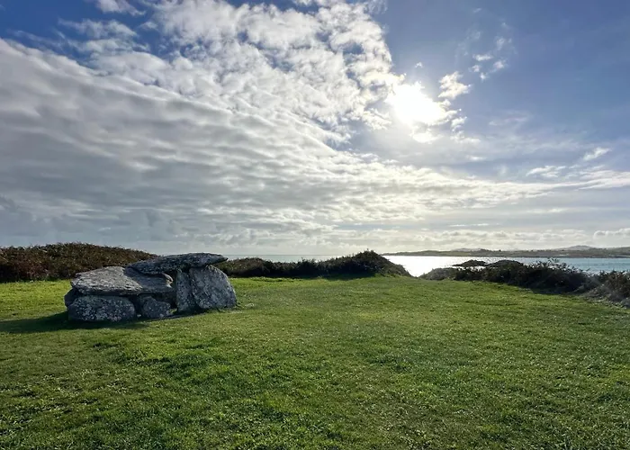 Semesterbostad Seafront House With Own Private Pier In Gunpoint, Schull, West Cork *