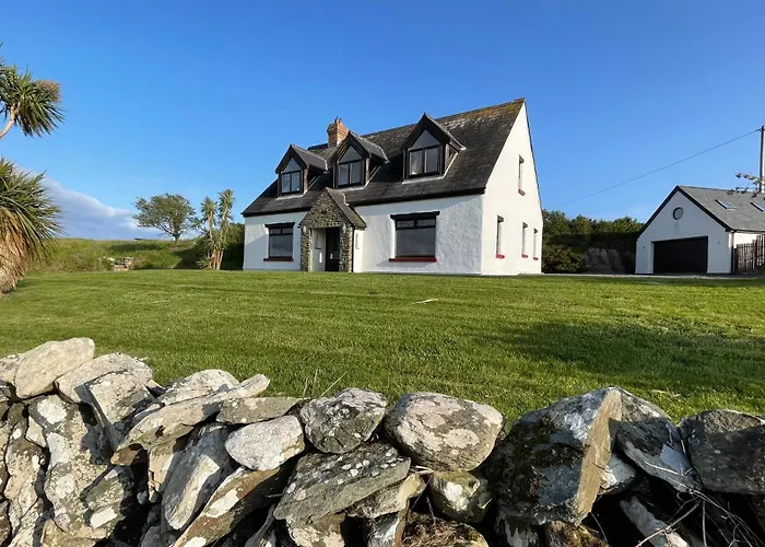 Semesterbostad Seafront House With Own Private Pier In Gunpoint, Schull, West Cork