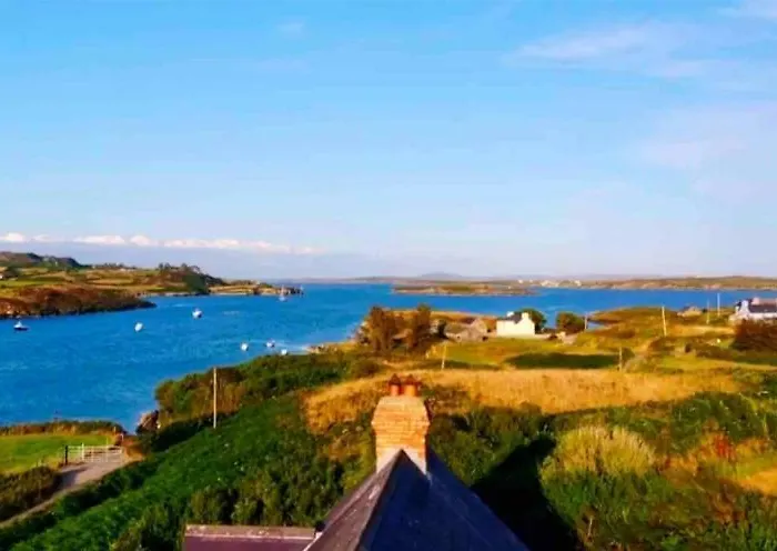 Semesterbostad Seafront House With Own Private Pier In Gunpoint, Schull, West Cork