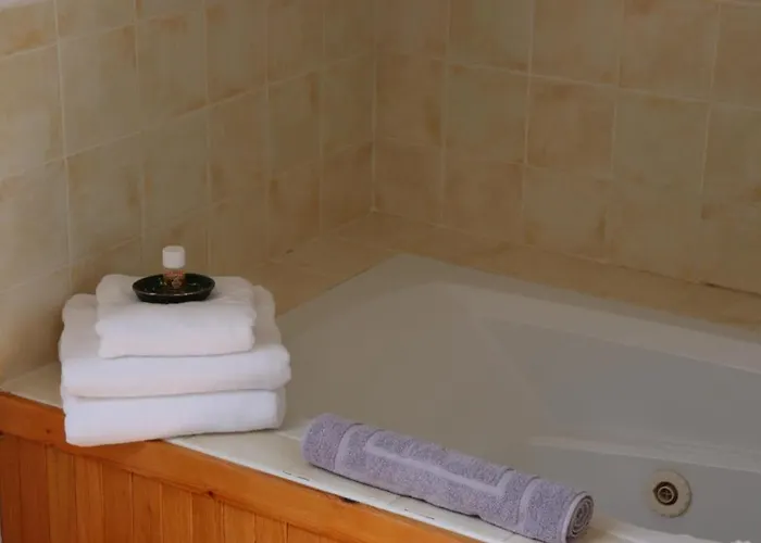 Semesterbostad Seafront House With Own Private Pier In Gunpoint, Schull, West Cork *