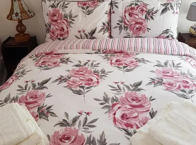 Semesterbostad Seafront House With Own Private Pier In Gunpoint, Schull, West Cork